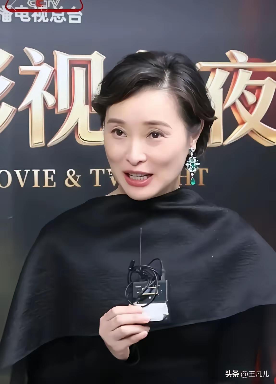 分手即是陌路，永不原谅！
颁奖典礼后台，陈建斌见到吴越欲示好，吴越面无表情，微微