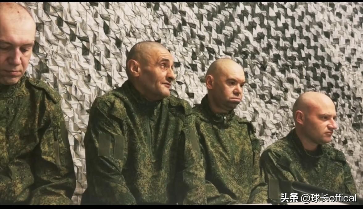康斯坦丁诺夫卡的乌军战俘，个个眉清目秀啊
图一，没头脑和不高兴
图二表情轻松，牙