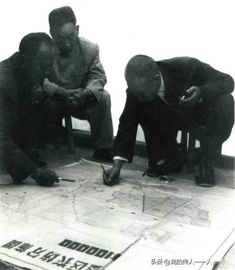 王震和新生产建设兵团司令员陶峙岳(左2)在农8师研究进一步开发准尔地。