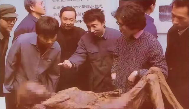 1994年，湖北一古墓被盗，专家们从中发现一具女尸，当看到女尸样貌后，众人顿时怒