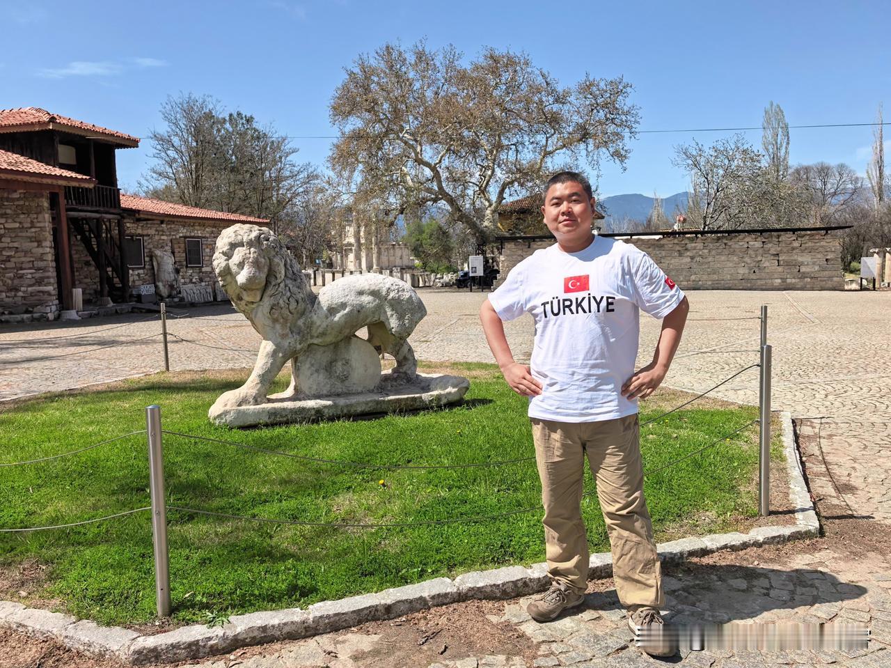 上午，在纳济利，乘坐小巴，至卡拉贾苏换车，终于到达阿芙罗狄西亚斯古城遗址。这里位