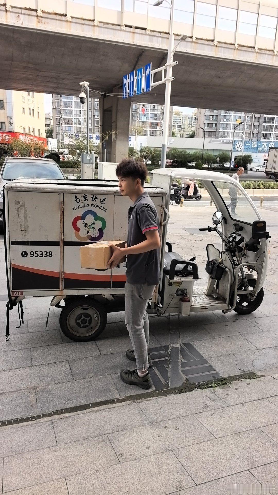 客人急需要老崔茶馆雨花茶，一早就发头班顺丰快递，确保今天晚上6点能拿到茶叶。老崔