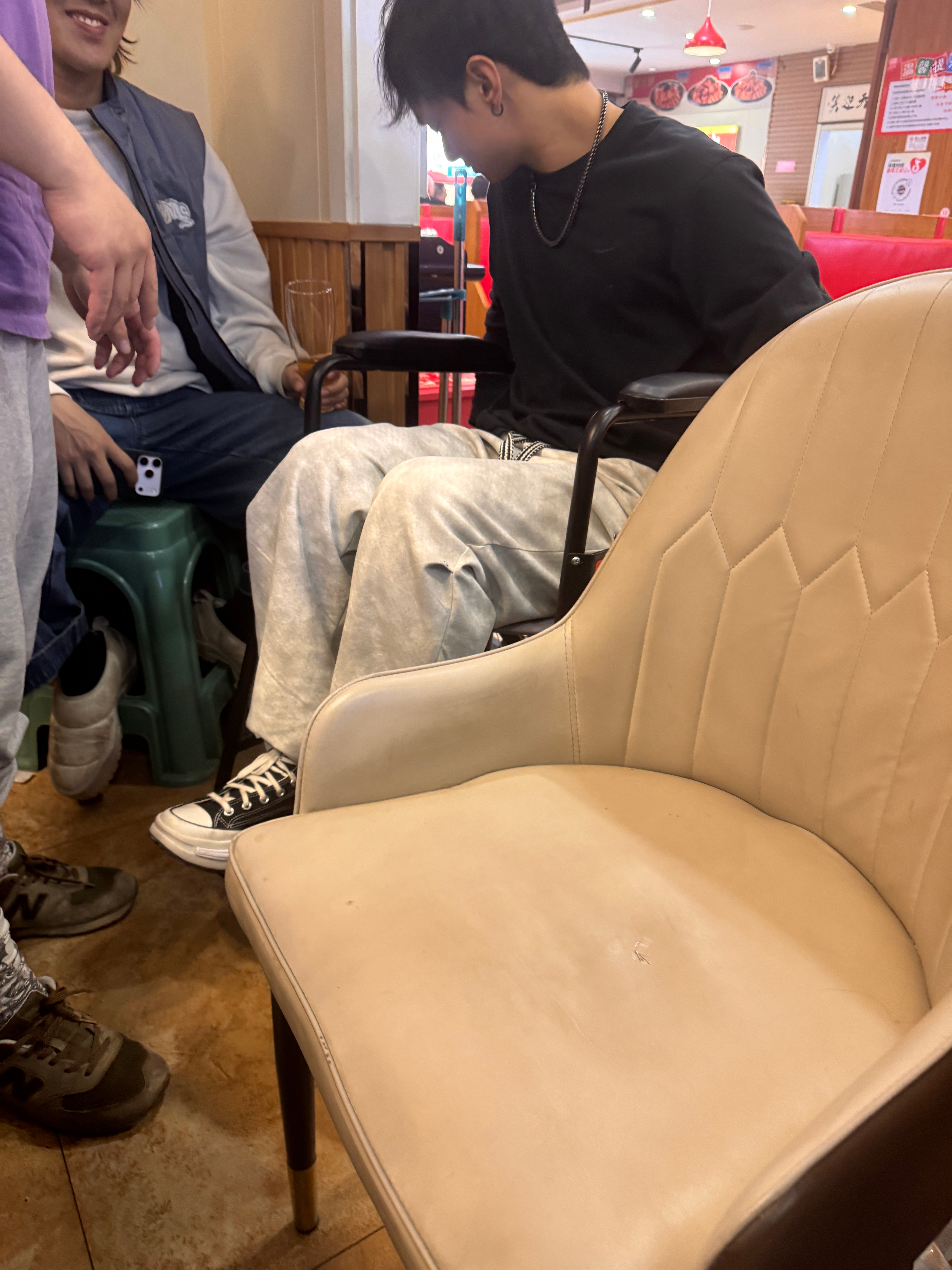 论如何分辨自由式大神很简单 坐轮椅的那个就是 