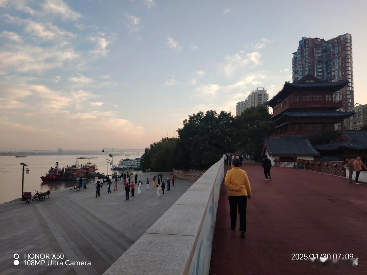 鸿蒙2025年度先锋体验长江岸边晨练“鸿蒙2025年度先锋体验”