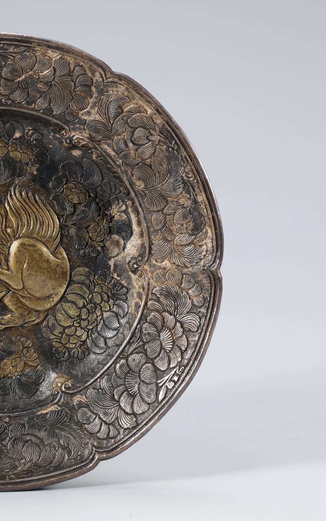银局部鎏金狮子宝相花纹花形盘尺寸：直径16.6cm，高1.8cm来源：韩国 国立