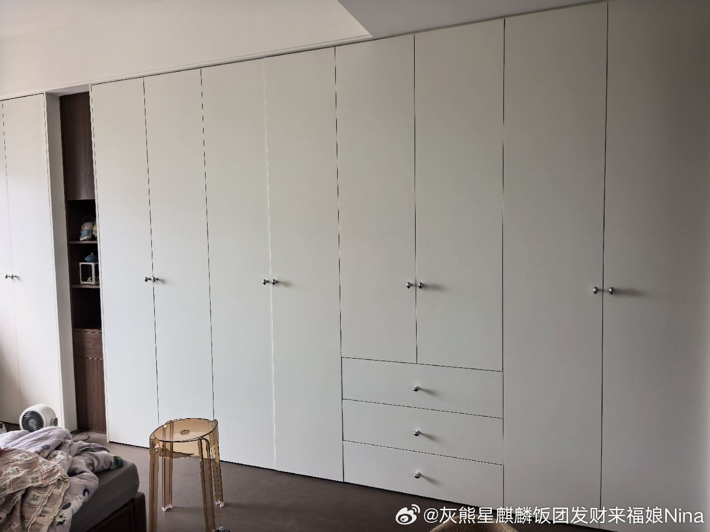 越收拾越生自己气  TMD买那么多衣服干什么这柜子全是我的衣服还TM放不下