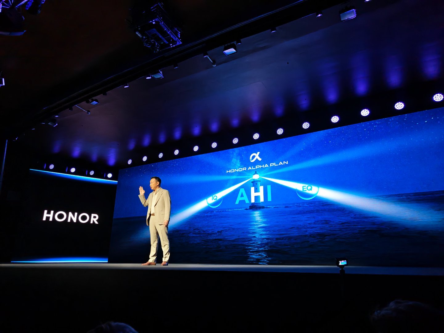 【荣耀CEO李健称让AI既有IQ又有EQ】在2026世界移动通信大会上，荣耀CE