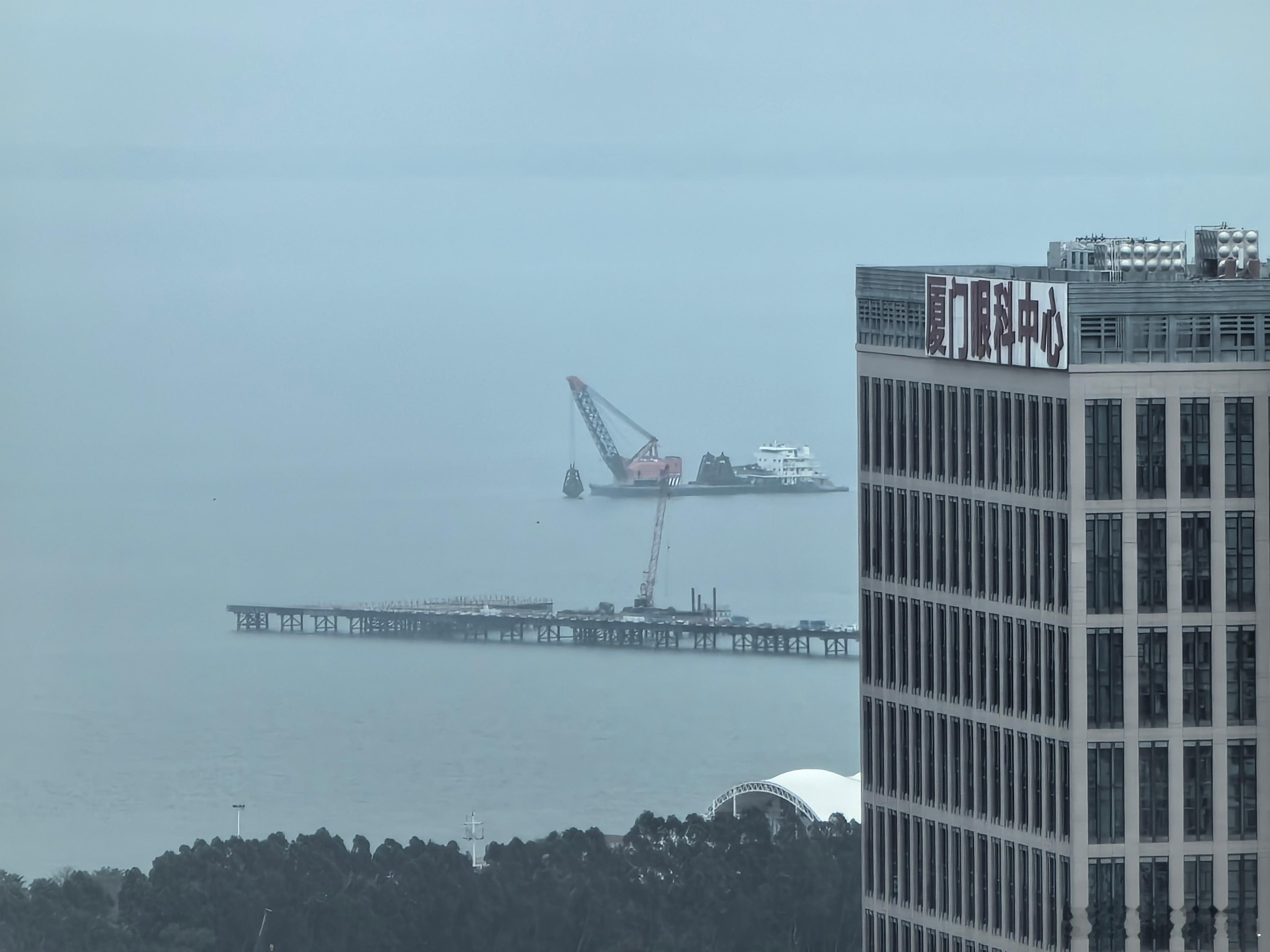 厦门第三东通道跨海大桥工程海上作业的挖泥船，图6作业大致海域和此前通过刘五店航道