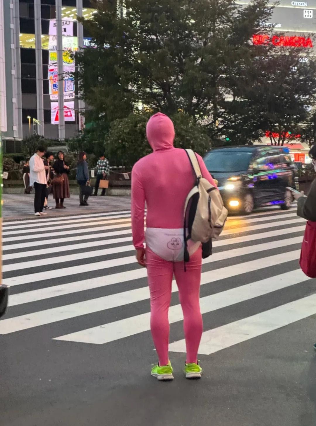 池袋内裤兔大叔，只要自己不尴尬，尴尬的就是别人吗？