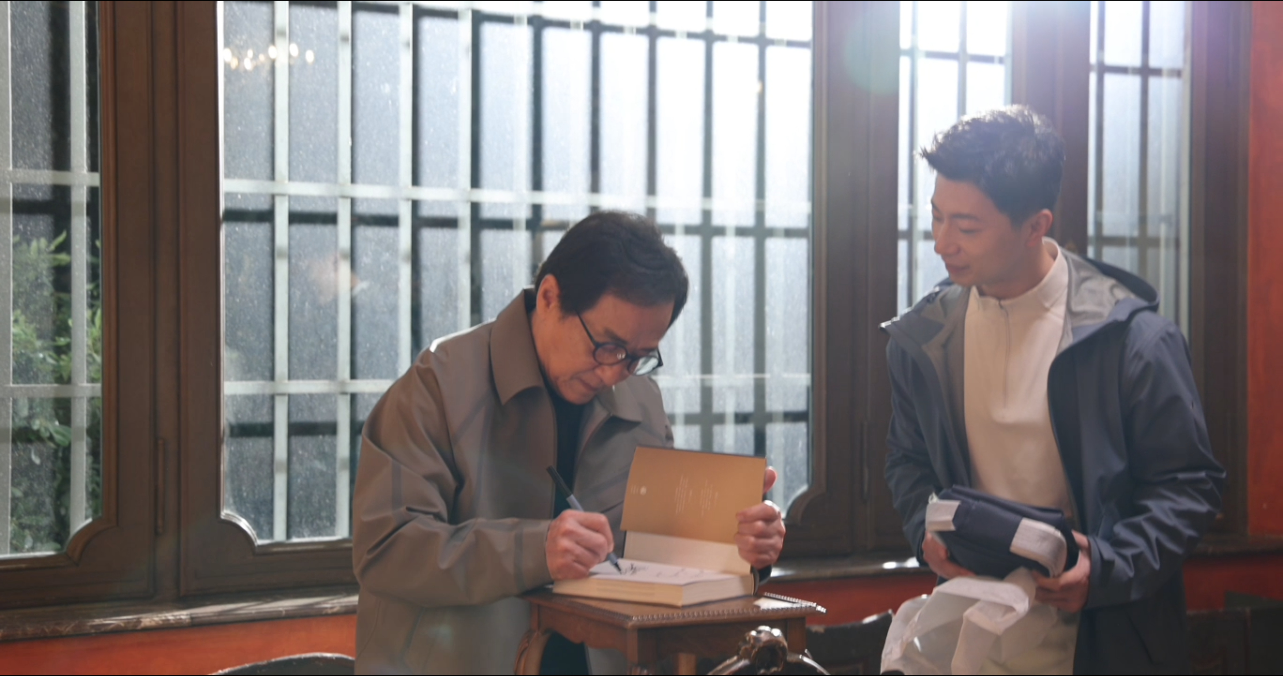 马龙成龙互赠礼物何德何能可以看到马龙成龙同框打乒乓球，龙与龙互赠礼物，相互欣赏惺