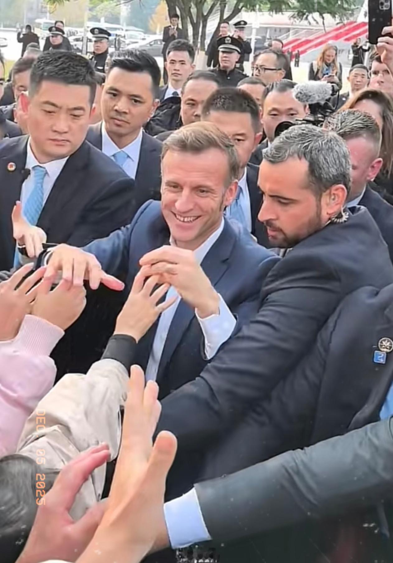 今天刷到马克龙去川大的新闻，有同学激动到把“马克龙”喊成“马卡龙”，真的又好笑又