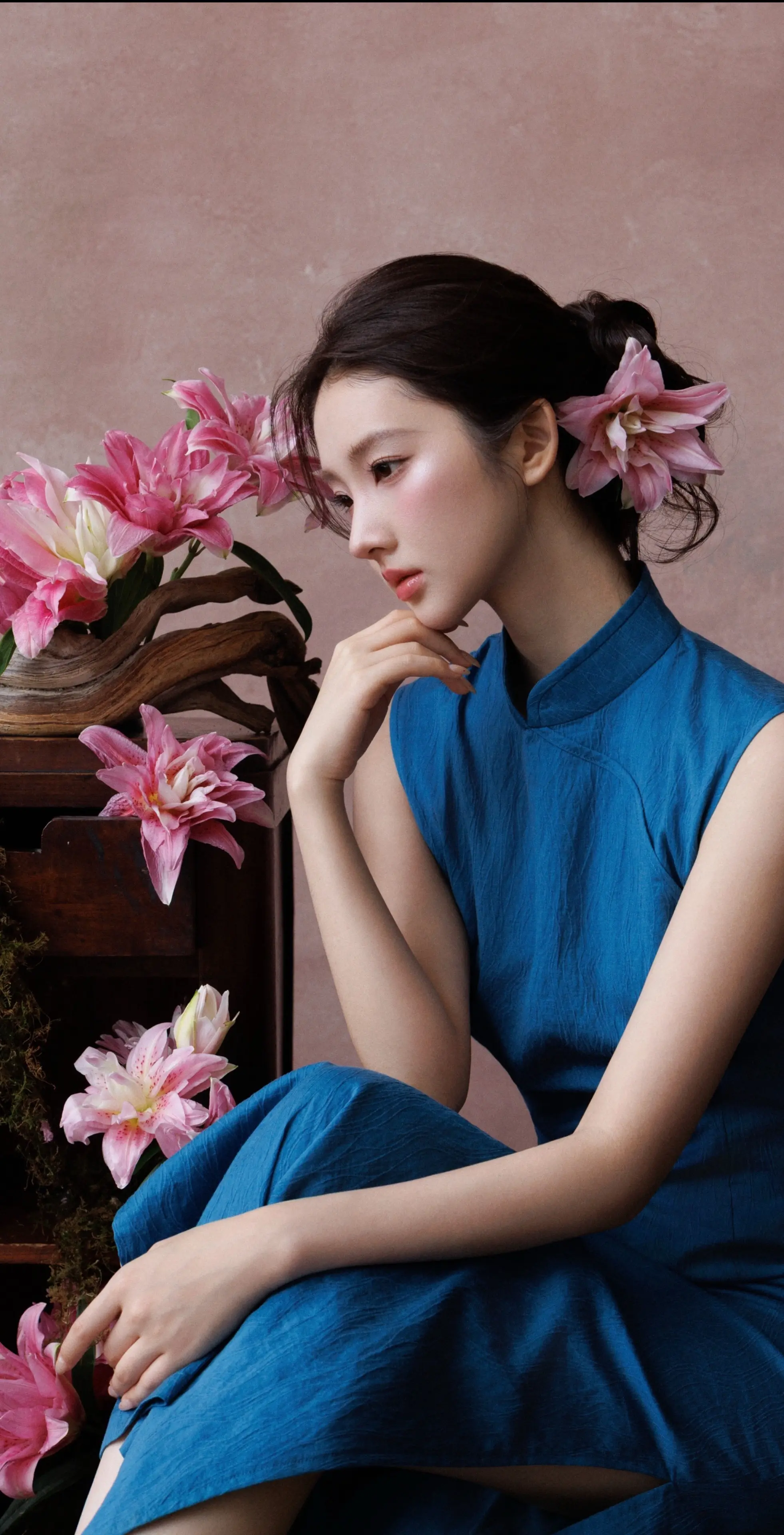 偏爱这抹沉静的幽蓝。本以为会违和 没想到克莱因蓝+粉百合太惊艳啦