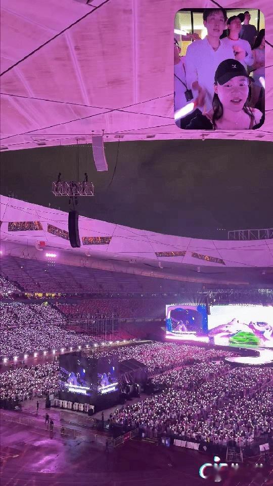 贾乃亮给团队准备门票惊喜贾乃亮团建送蔡依林演唱会门票 因为知道团队里面有小伙伴非