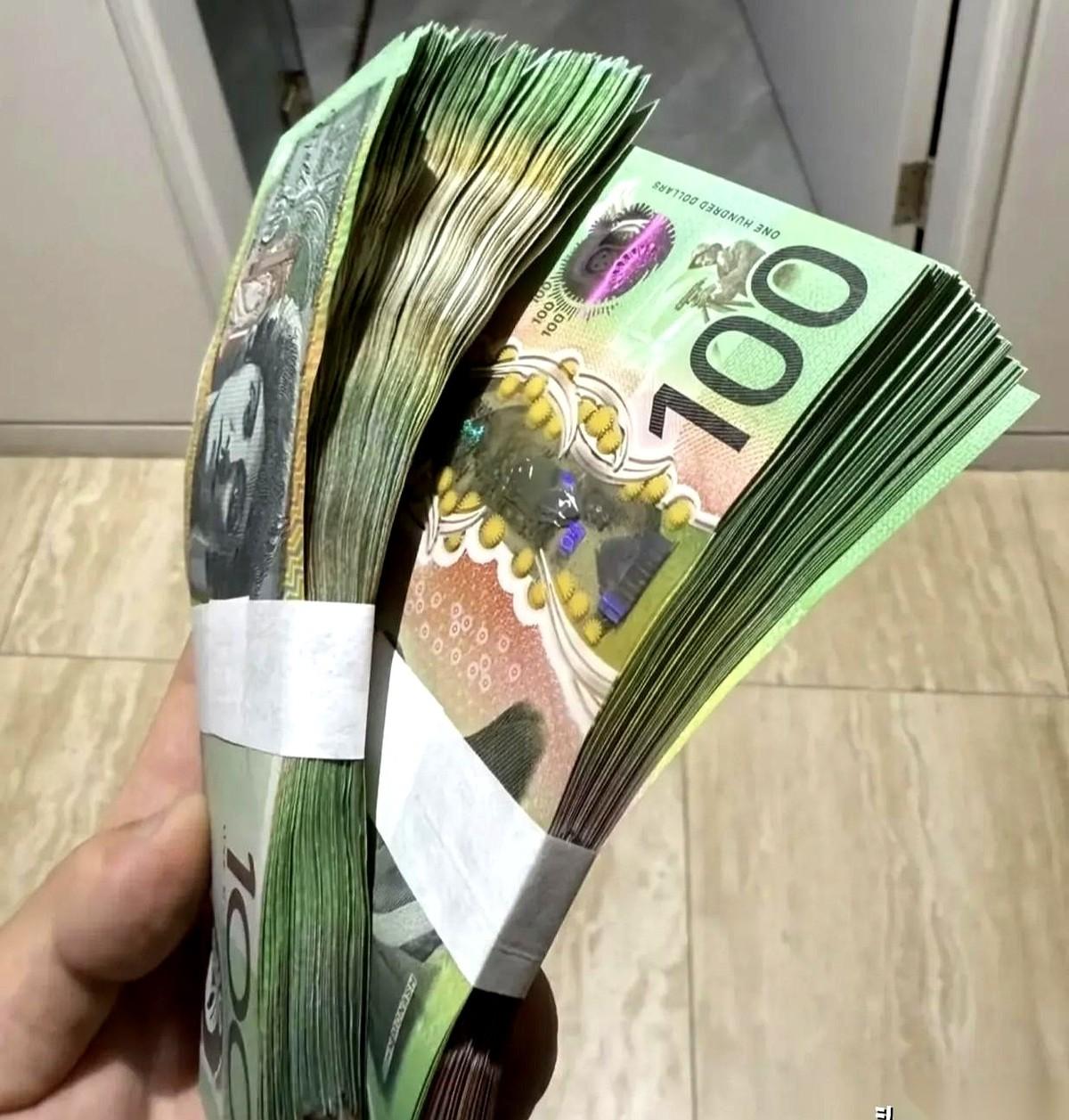 喜宴还没散场，表弟一把将我拽进酒店楼梯间，拉开皮包，硬塞过来两沓花花绿绿的票子。