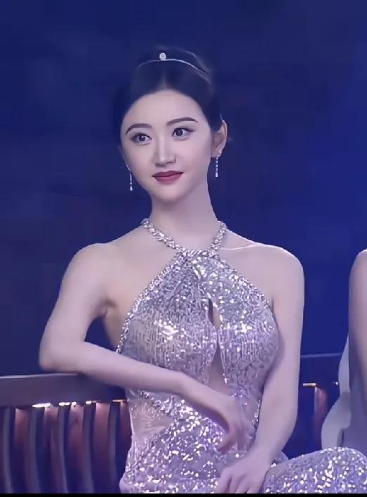 我闺蜜私底下见过景甜
她偏偏跟我说
她以后再也不想说景甜是大美女了，就算说她是仙