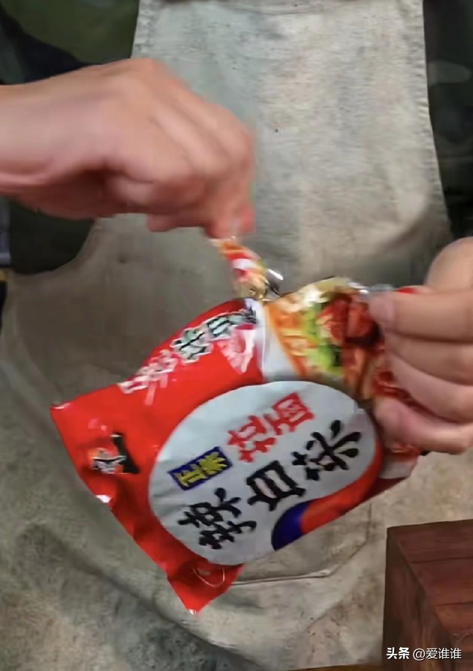 山西，男子和朋友路边摊点了四碗方便面，想着方便面也贵不到哪里去，就没问价格，谁知