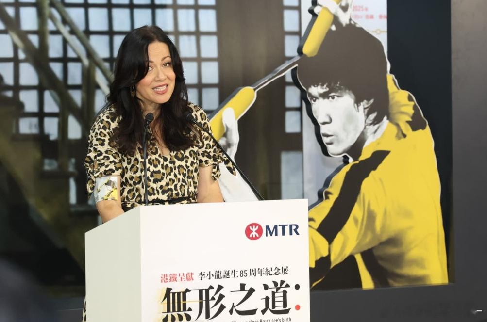 李小龙女儿谈对父亲的印象😶🌫️李小龙女儿说父亲去世时才4岁李妈来中国了 现在