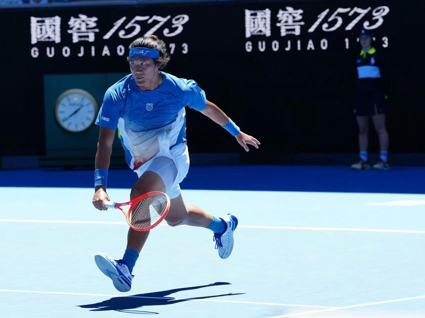 澳网张之臻澳网一轮游，首战0-3不敌塞伦多洛，中国男单首日止步，期待队友逆袭！ 