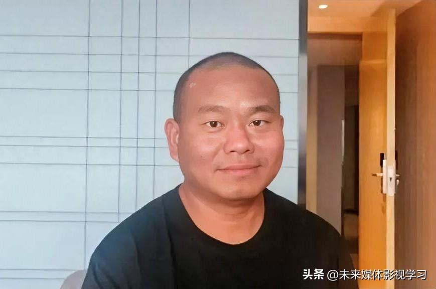 39岁广西商人秦剑平，5月27日深夜在海口海边散步，一脚踩上瓜果皮，跌入漆黑大海
