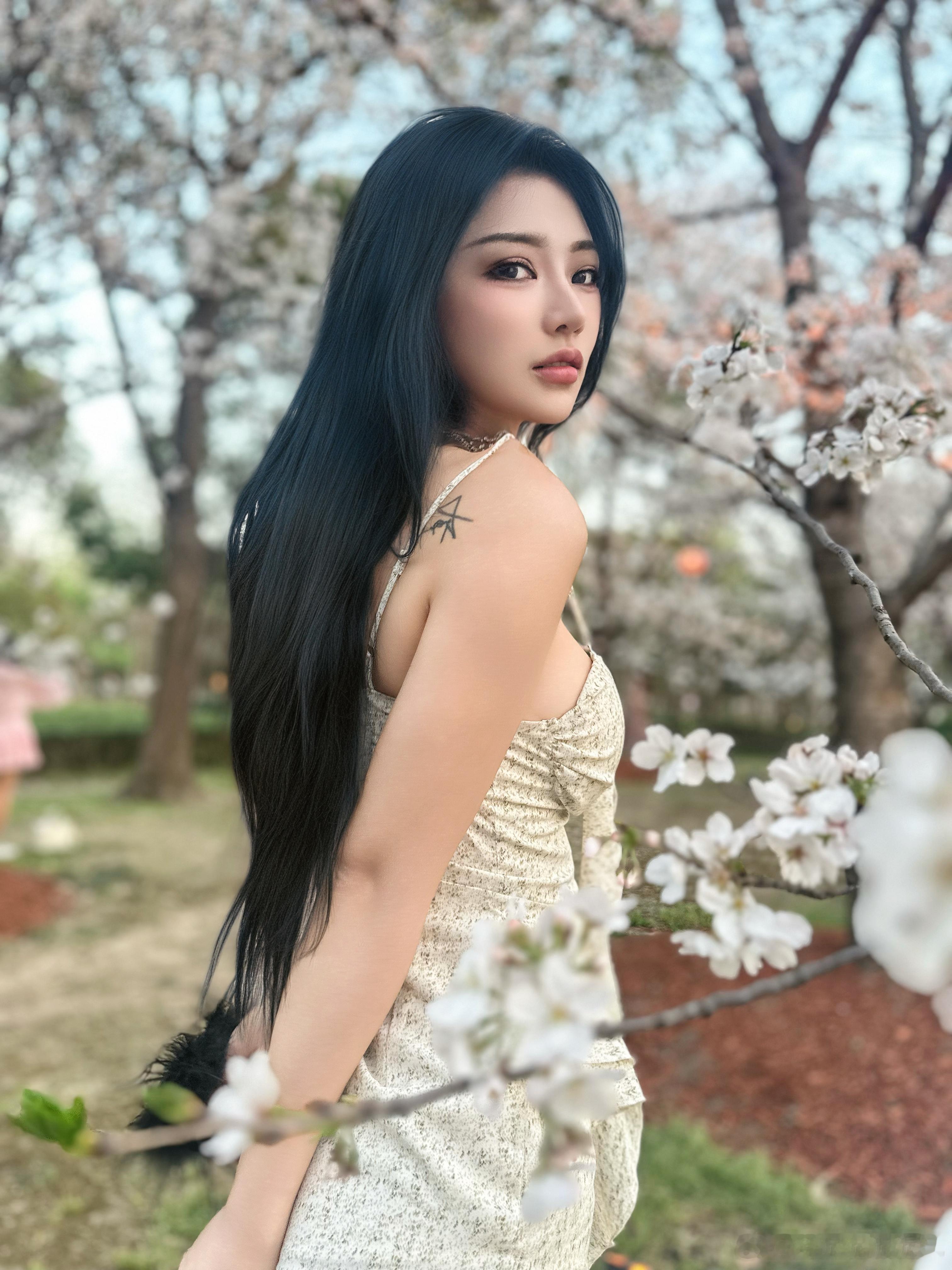 樱花树下站谁都美 ​​​