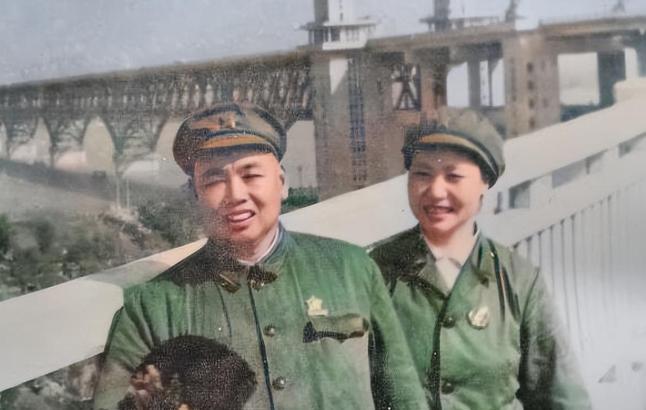 1952年，许世友将军回乡探亲，哪料，他刚下车，就看见了亲叔叔许存礼，许世友掏出