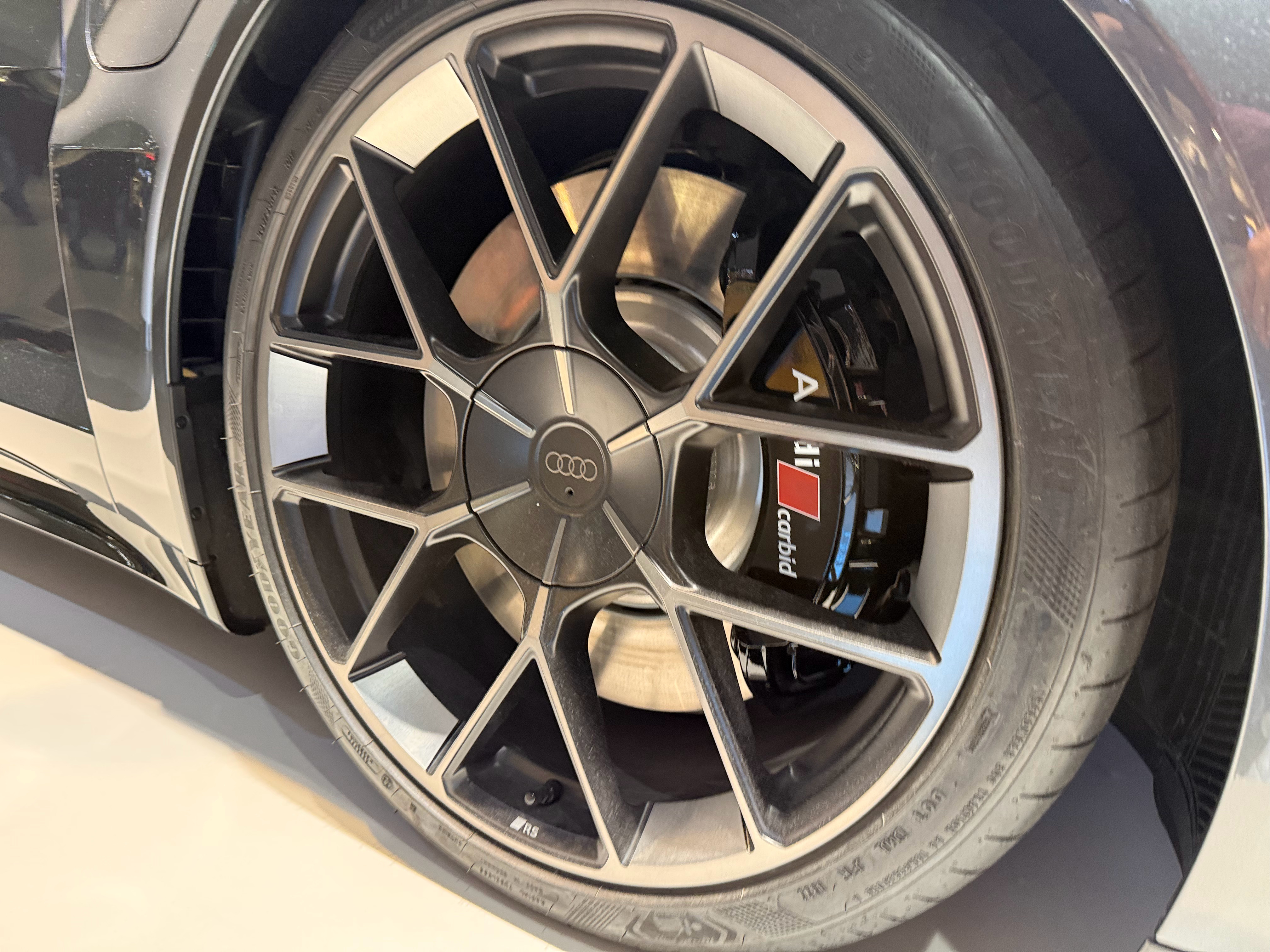 慕尼黑转机，看到奥迪RS e-tron GT展示。刹车卡钳的字carbid用入了
