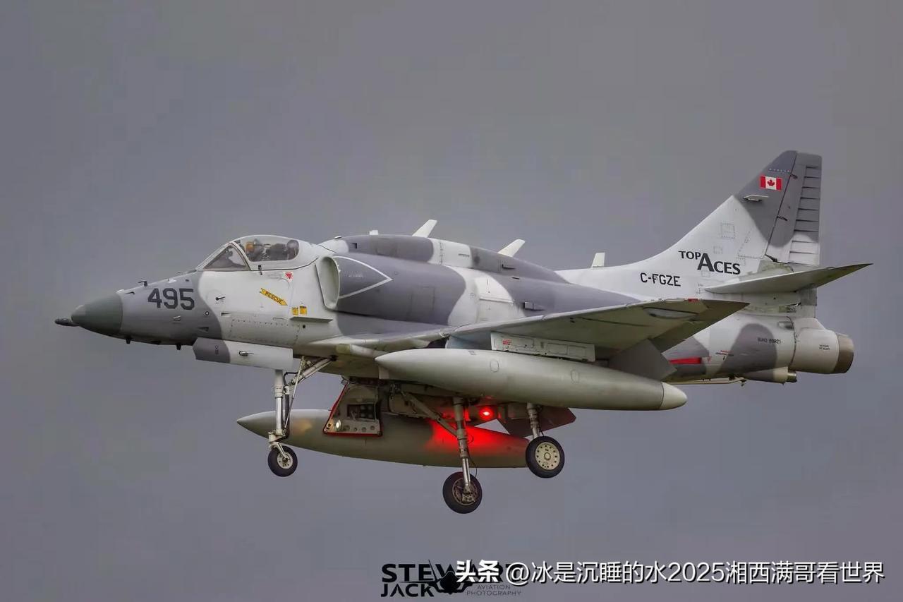 分享2张经典的小身板大能量的A-4“天鹰”轻型攻击机的精彩靓图。这款喷气式攻击机