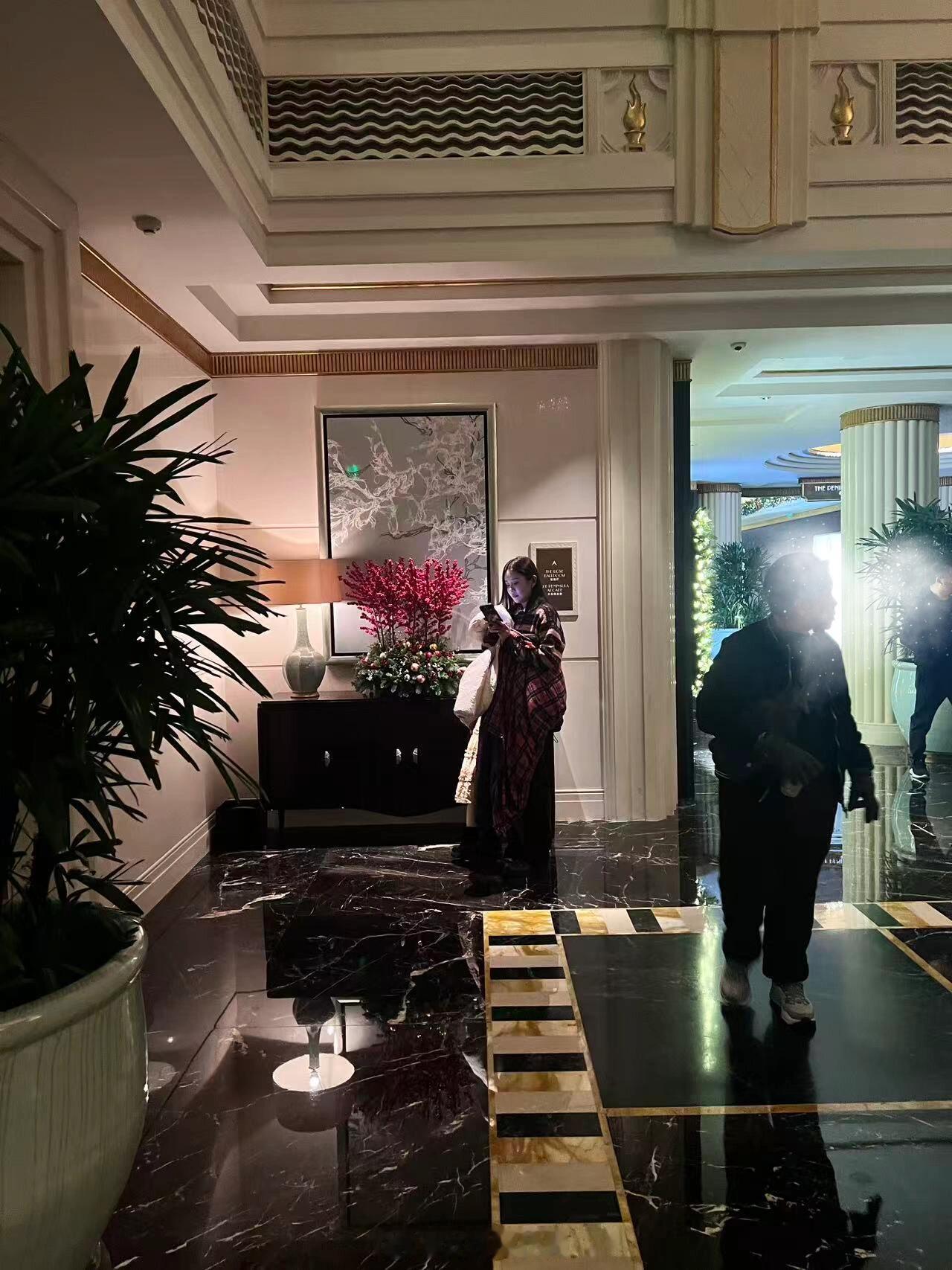 张子萱带两个女儿酒店吃饭偶遇张子萱带两个女儿酒店吃饭 偶遇张子萱带两个女儿酒店吃