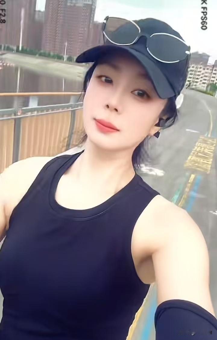 人到中年渐渐悟透，最好的活法莫过于闭嘴，微笑，可去可留。历经世事沧桑，早已褪去年