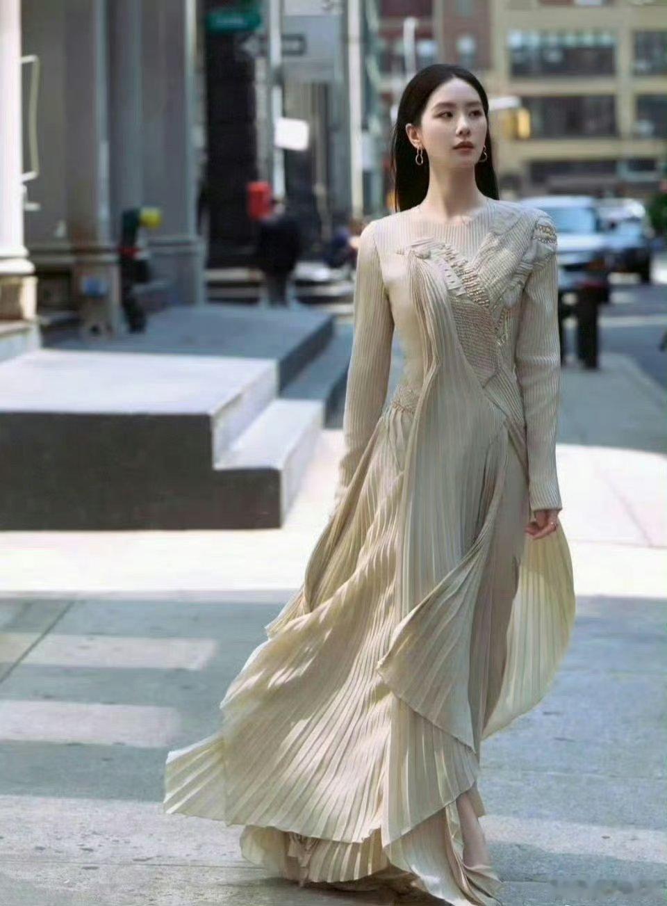 刘诗诗还是赢了，这身衣服穿的比模特还出彩，气质满满 ​ ​​​