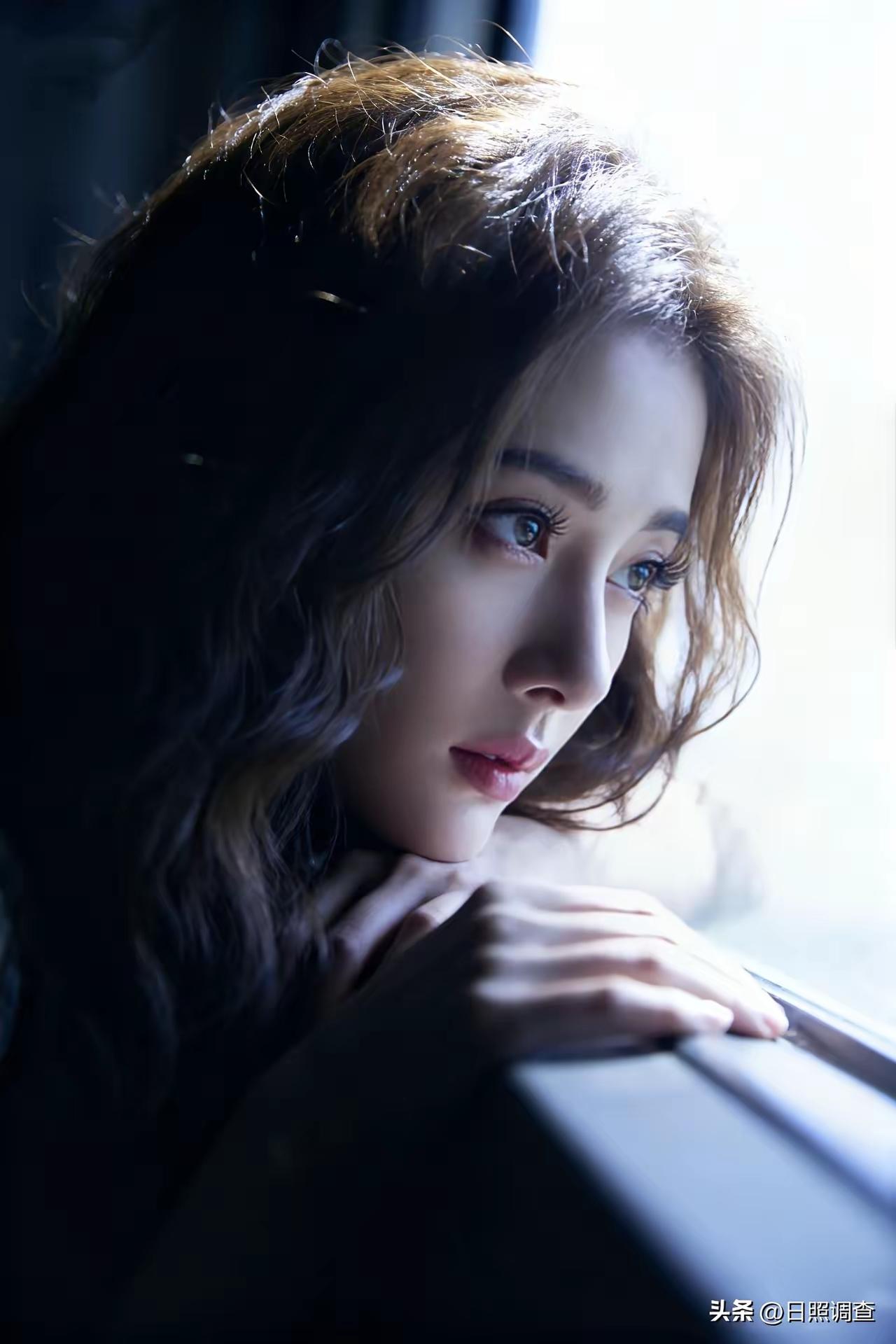 窗边沉思的少女，阳光洒落，思绪万千。💝🍒🍀