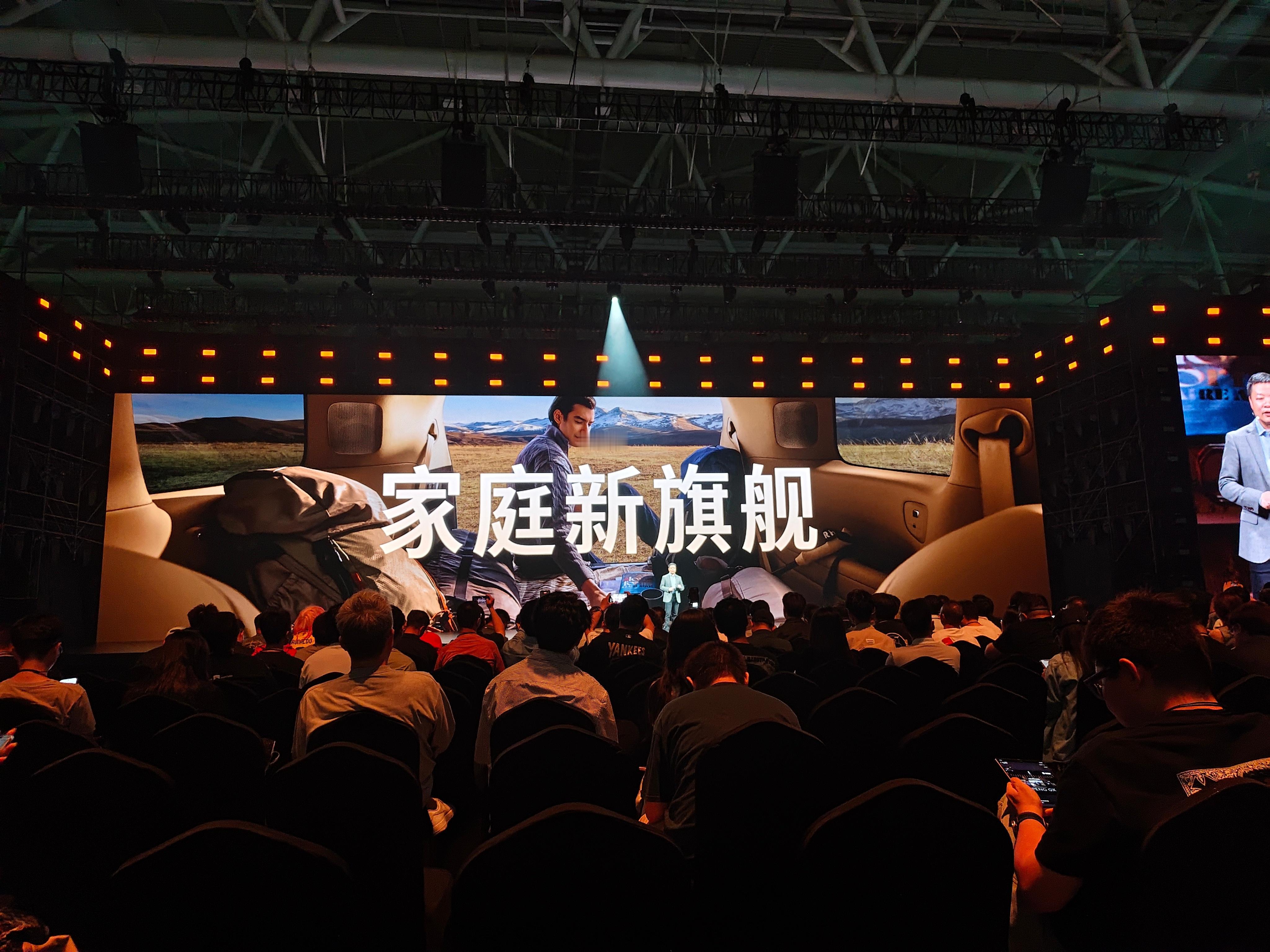 旗舰六座SUV卷舒适，除了冰箱彩电大沙发还得有自己的巧思才行嘛～小鹏GX让我最觉