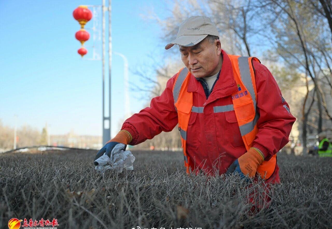 【春天来啦，乌鲁木齐给河滩路“梳妆打扮”】春风拂面暖意浓，城市绿意渐露。连日来，