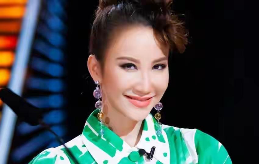 李玟离世3年，主诊医生被起诉，离世原因也被曝出。网友情绪直线拉满，像憋了三年的气