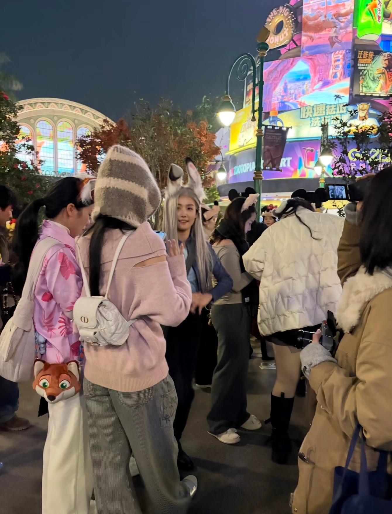 卢昱晓cos兔子警官上迪偶遇卢昱晓朱迪造型 这个噜噜晓如此美萌 