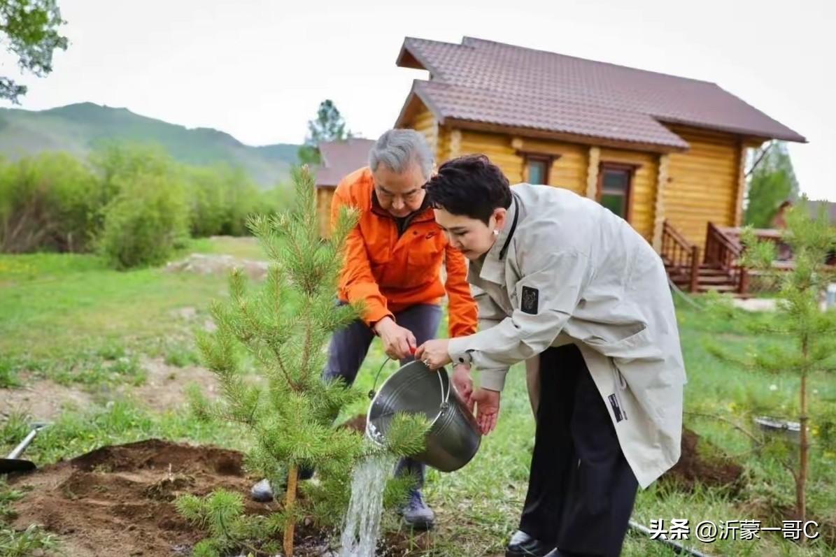 下面照片是王外长与蒙古外长巴特策策格一起植树的合影。
他们两人一起为中蒙友谊植下
