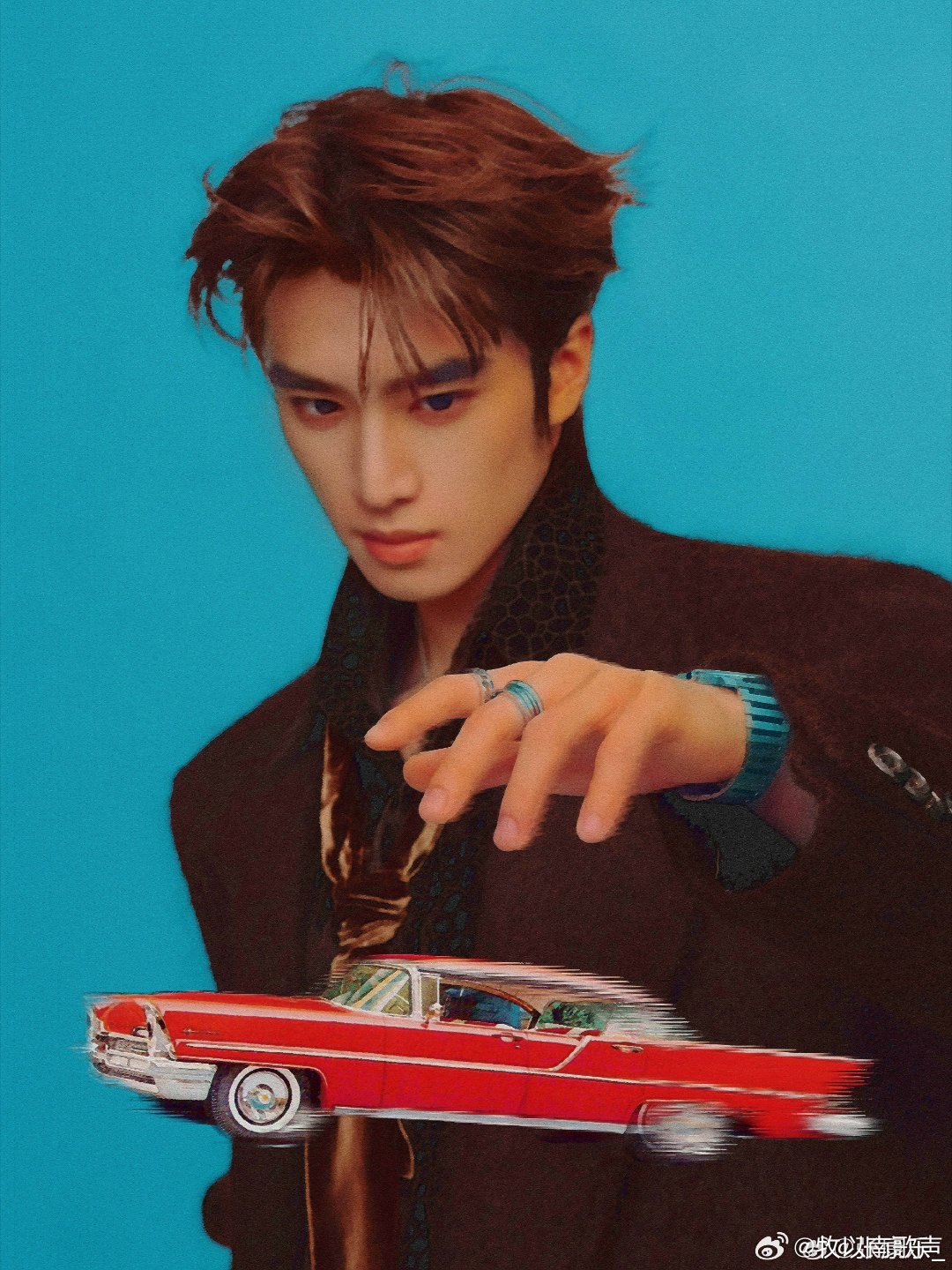 张康乐红毯生图生图直出帅到失语！五官立体线条利落，冷调贵公子气场拉满，每一帧都像