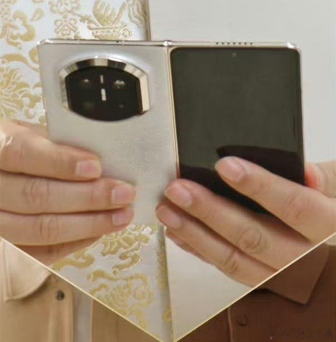 早上官宣的视频都看了，还是挺惊艳的，相比前两代，感觉后置镜头模组更有辨识度，高级