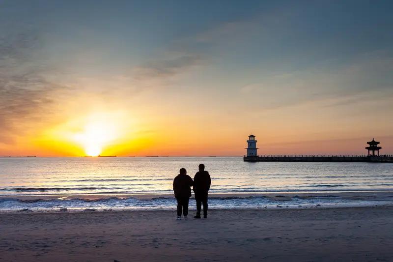 天下为公亲和情，
气度格局精英归。