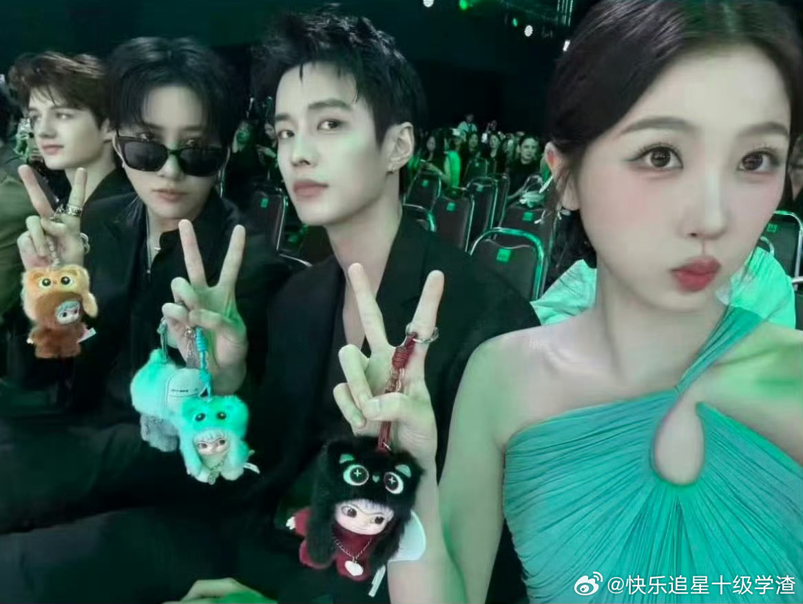 爱奇艺在ins发了虞书欣何与的自拍合照 ​​​