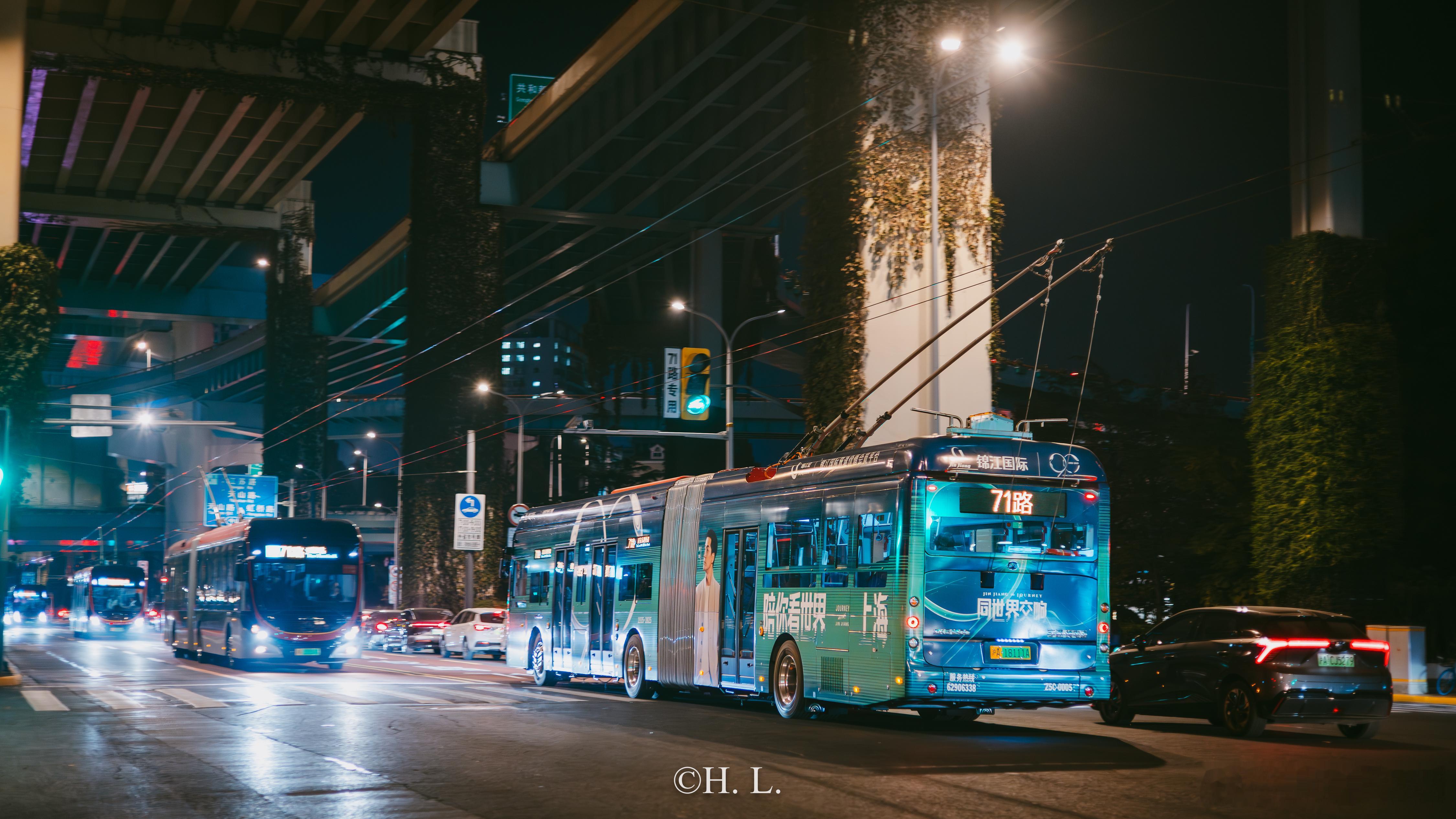 71路中运量无轨电车新车Z5C0005和0006重新上了锦江旅游的广告，胡歌再登