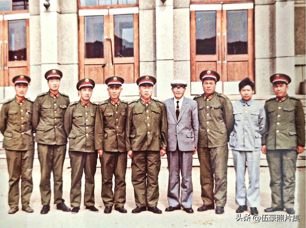 1985年，炮62师炮604团领导班子最后的留影，从左开始：政治处主任王中才，原