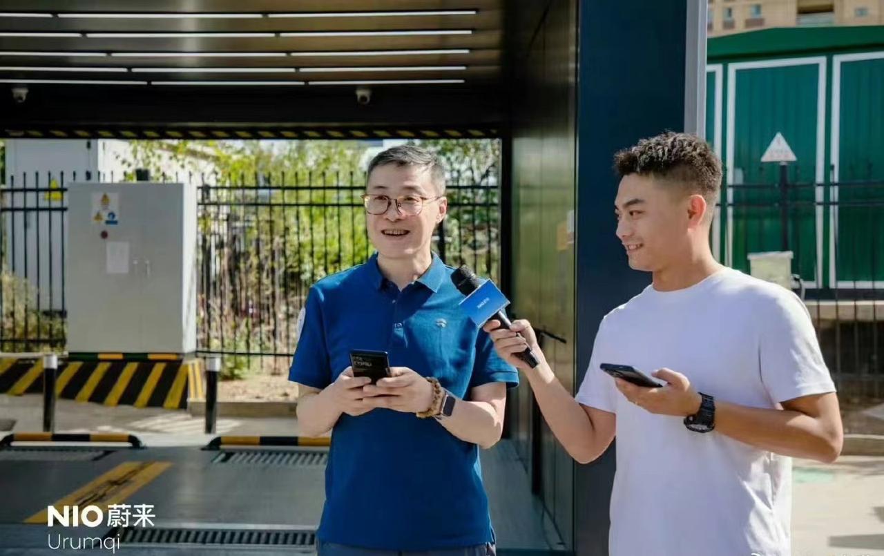 蔚来手机长这样？听说会在9月21号发布，这后盖看起来很像前两天真我GT5的奇迹玻