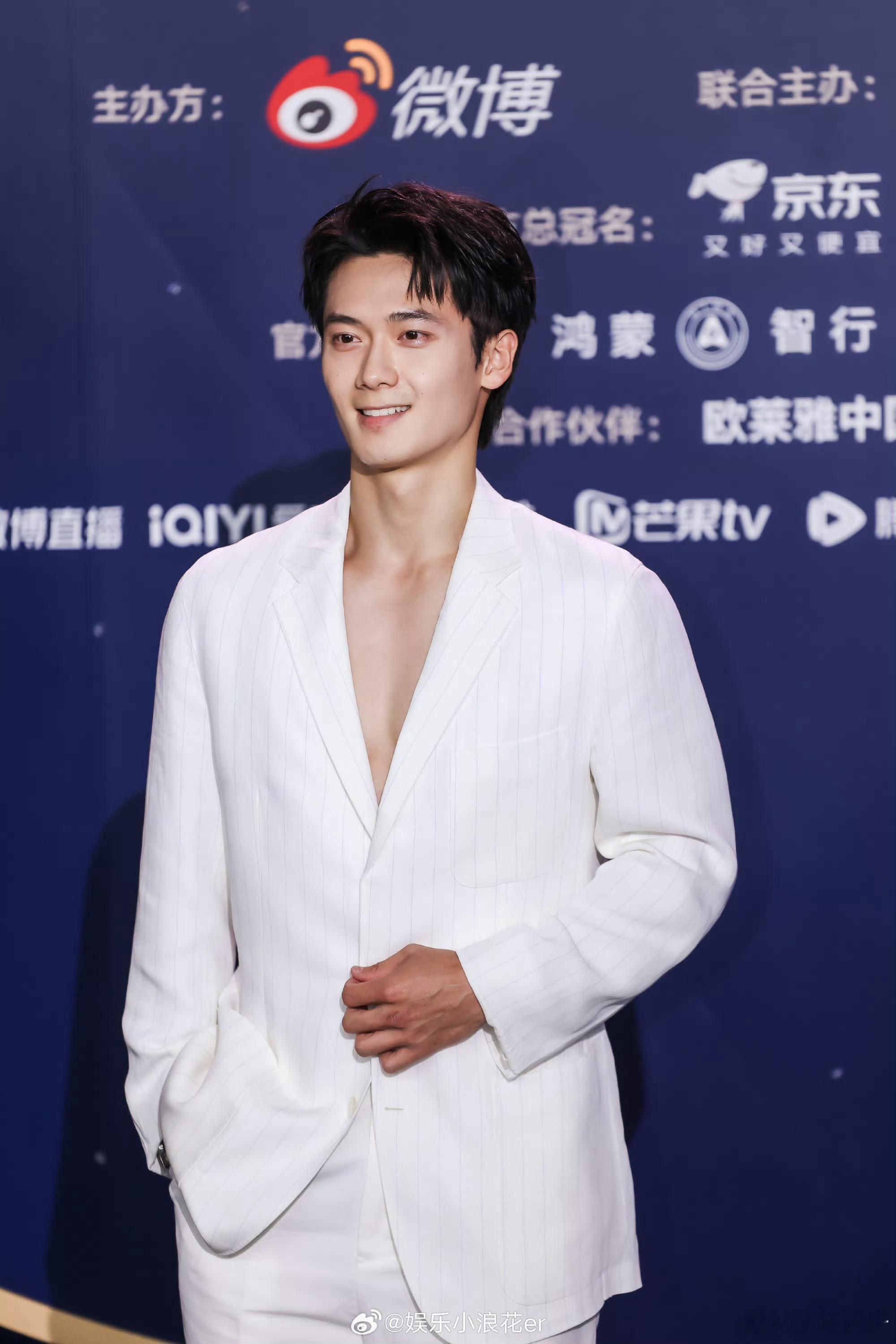 吴汉坤胸肌吴汉坤这套白深V西装也太出彩了，气质落落大方，好身材更是藏都藏不住～ 