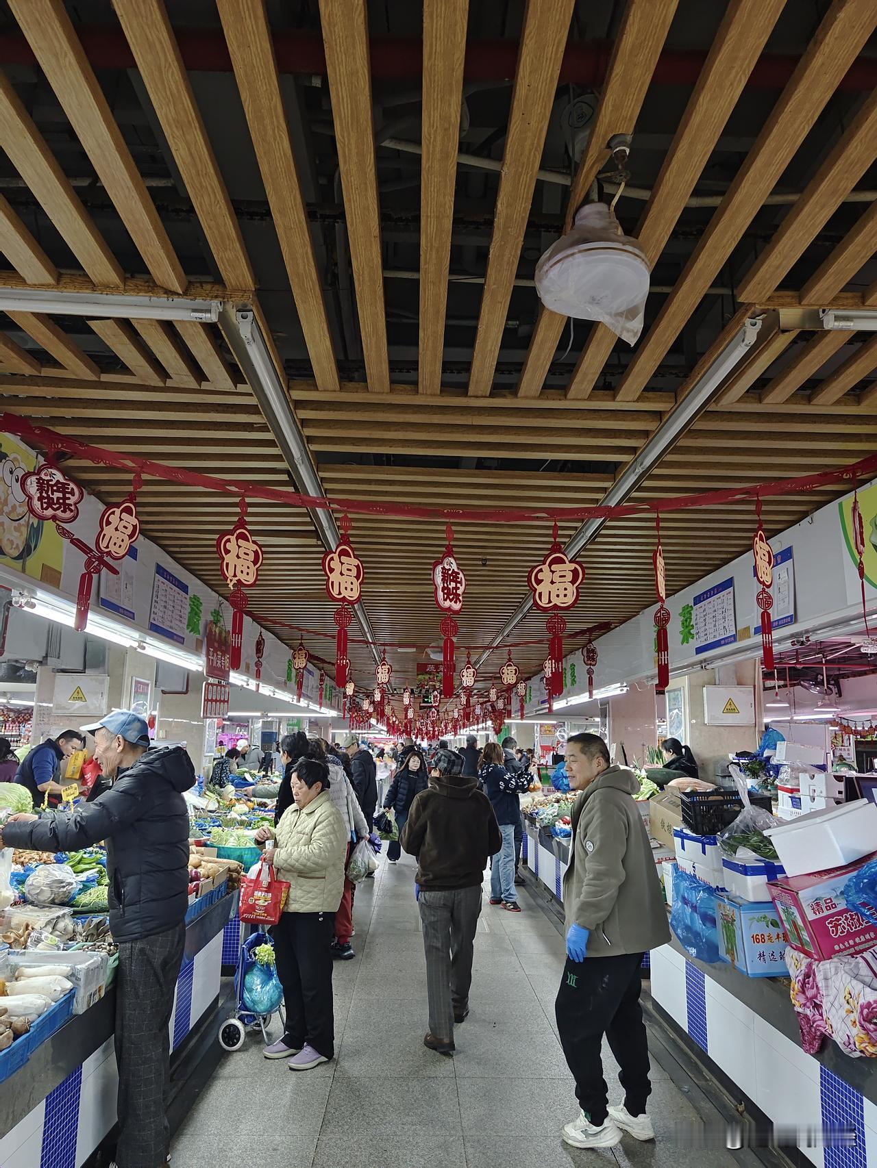 很久没来菜场啦，没想到人气爆棚，不过都是老年人为主
