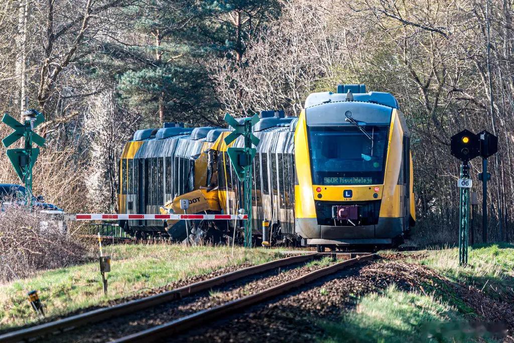 （纽约时报）丹麦当局表示，周四在丹麦哥本哈根地区发生两列火车迎面相撞事故，造成至