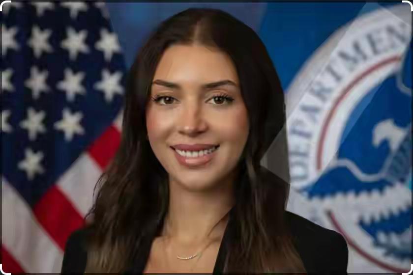 美国政坛桃色新闻真是层出不穷。29岁的美国国土安全部副助理部长朱莉娅·瓦瓦罗，本