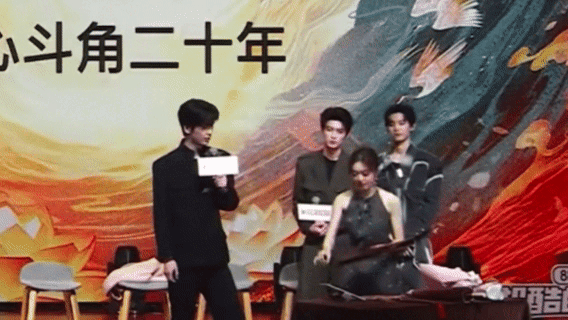 #赵今麦直播玩道具好调皮##被赵今麦直播玩算盘笑到# 看赵今麦直播，当她拿起算盘