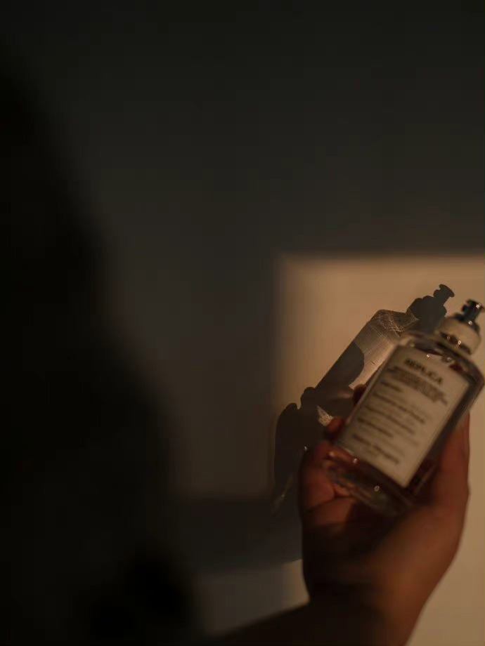 筵席已散，众人已走远，而你在众人之中，暮色深浓，无法再辨认，不会再相逢。——席慕