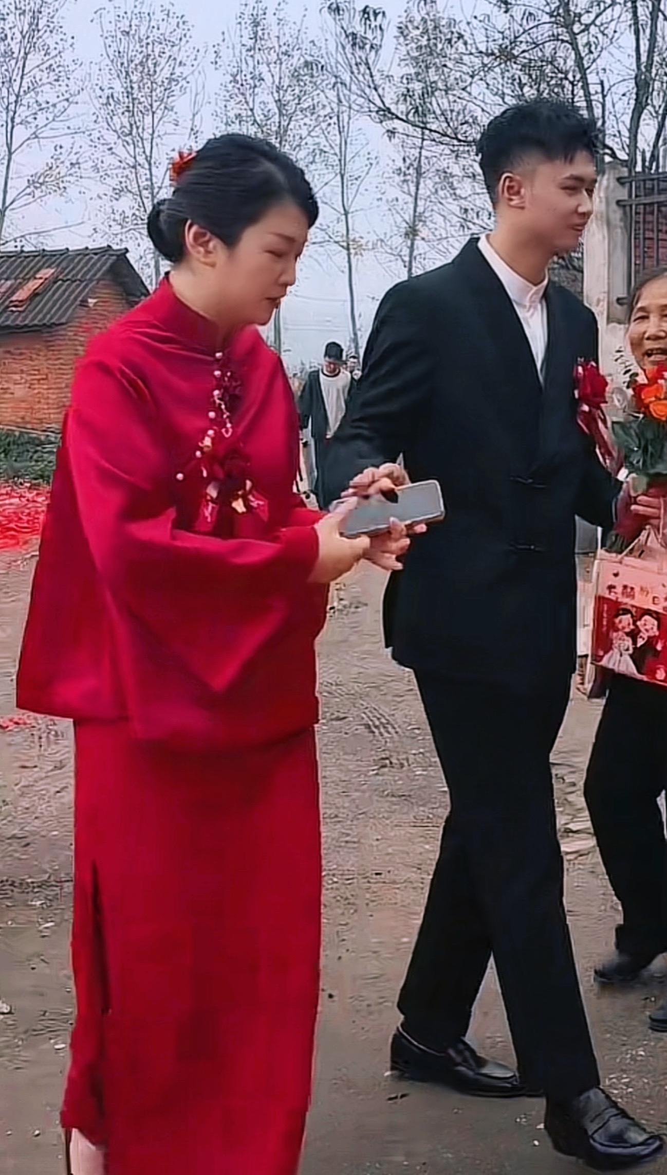 新郎新娘相差30岁。诸位怎么看？